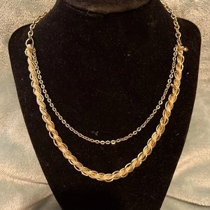 Vintage metal gold tone necklace